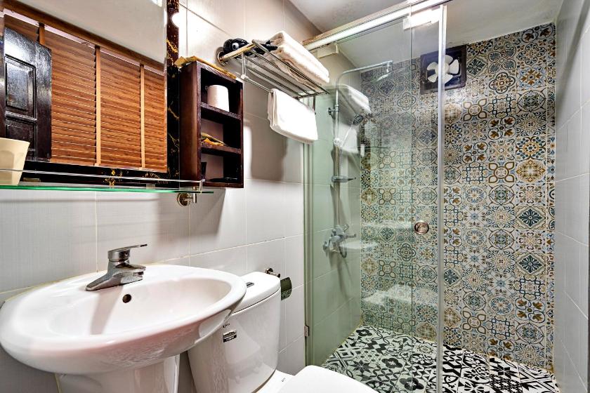 Phòng 3 Người Nhìn Ra Thành Phố