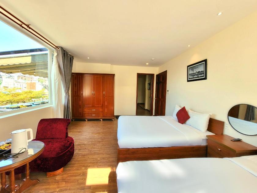 Studio Nhìn ra hồ