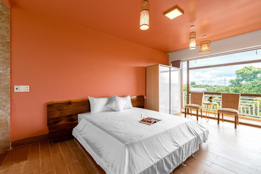 Phòng có giường cỡ King nhìn ra cảnh núi non