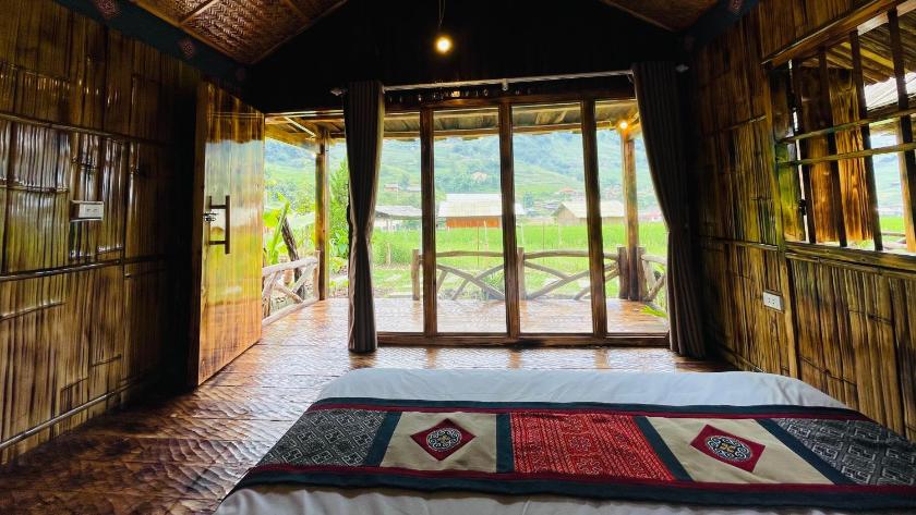 Phòng có giường cỡ King nhìn ra cảnh núi non