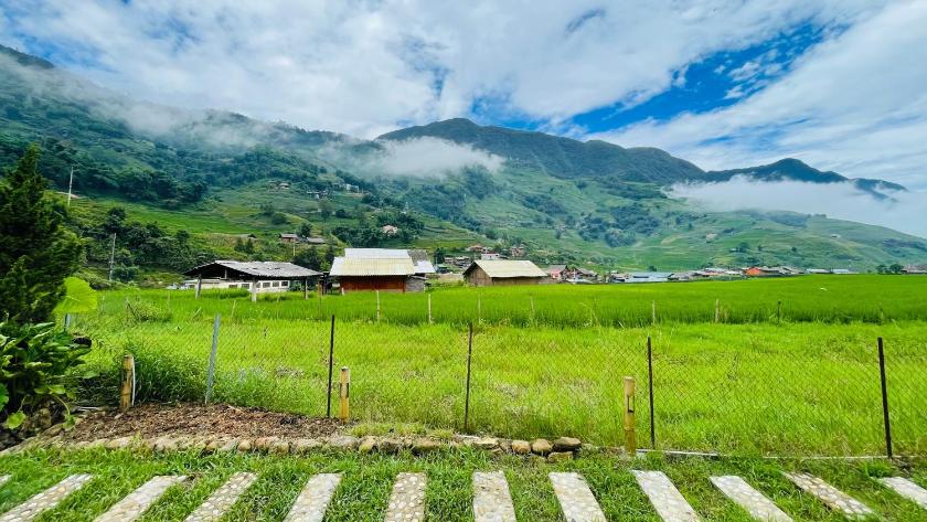 Phòng có giường cỡ King nhìn ra cảnh núi non