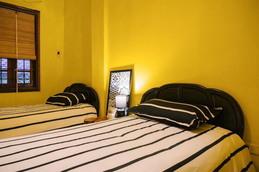 Phòng gia đình với phòng tắm riêng.