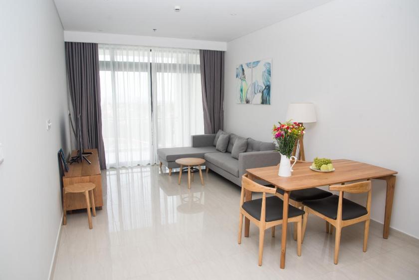 Căn Hộ Nhìn Ra Hồ Bơi  Căn Hộ Nhìn Ra Hồ Bơi