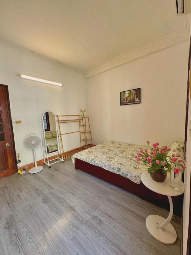 Phòng Có Giường Cỡ Queen Với Phòng Tắm Chung