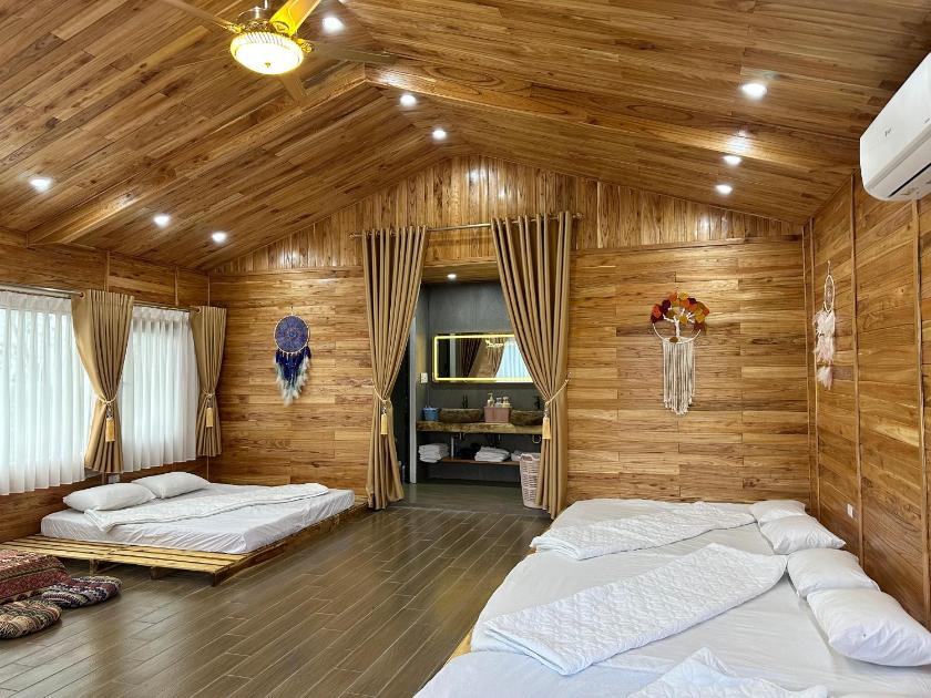 Phòng có giường cỡ King nhìn ra cảnh núi non