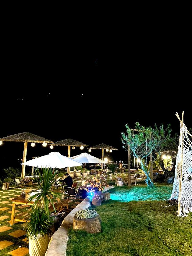 Phòng có giường cỡ King nhìn ra cảnh núi non