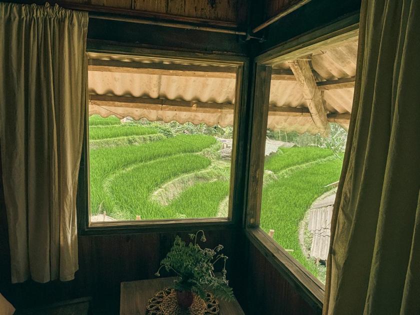 Phòng có giường cỡ King nhìn ra cảnh núi non