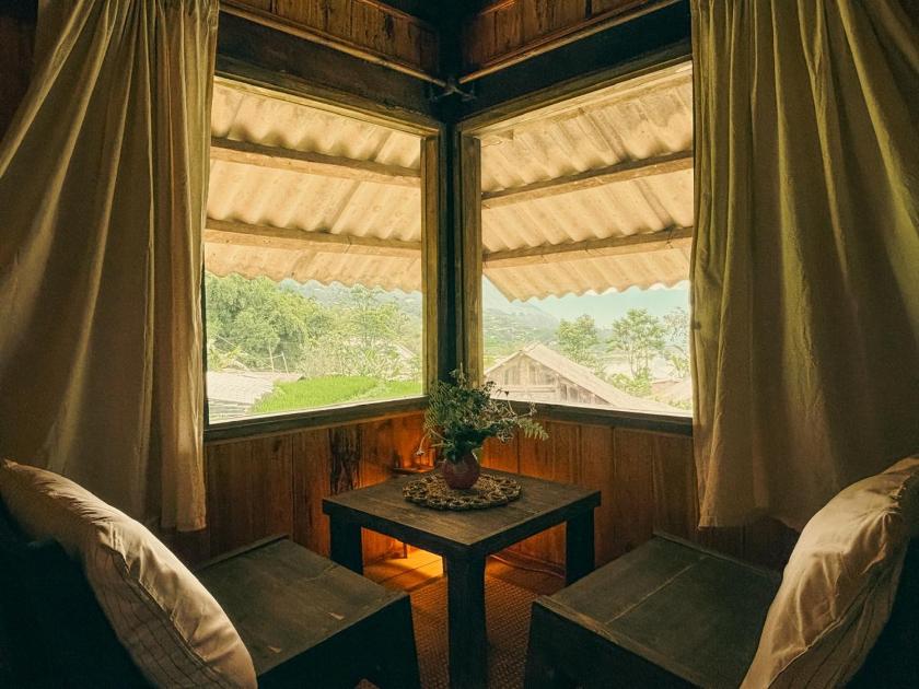 Phòng có giường cỡ King nhìn ra cảnh núi non