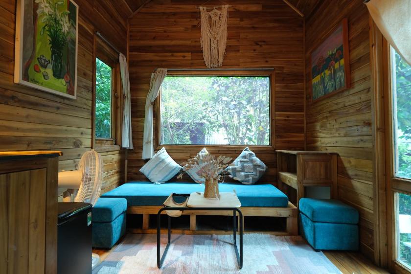 Studio Nhìn ra hồ