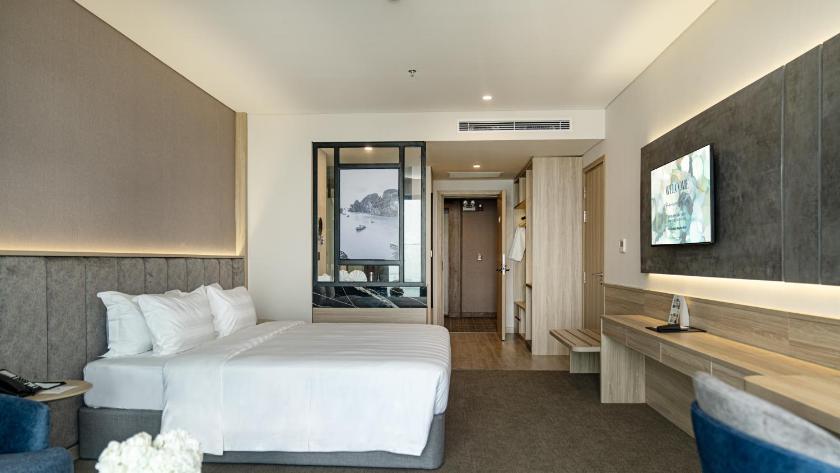 Superior Garden King Room with Hill View