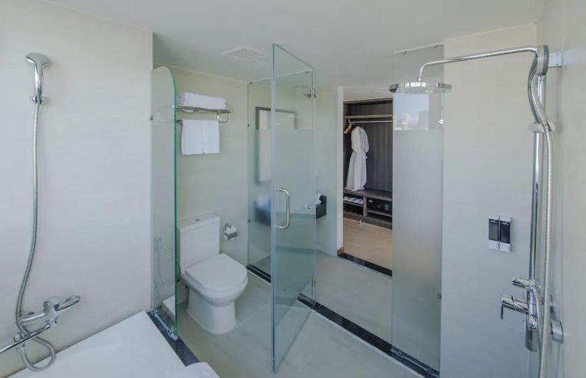 Executive City View with Balcony and Bathtub