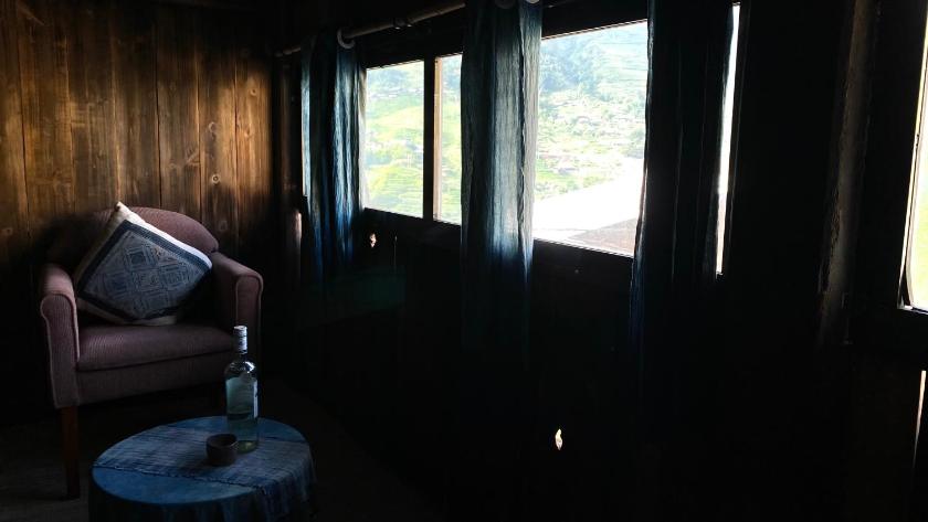 Phòng 3 Người Nhìn Ra Núi