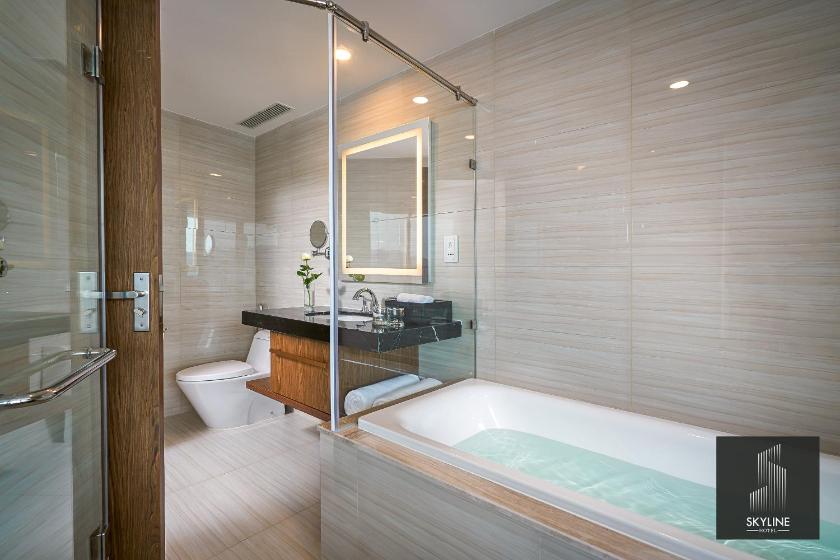 Suite có giường cỡ King với ban công