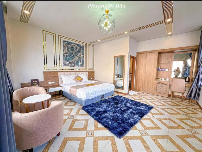 Phòng có giường cỡ King nhìn ra cảnh núi non