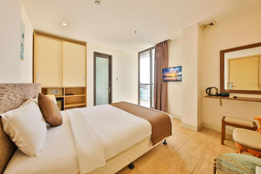 Phòng Deluxe Giường Đôi Có Ban Công