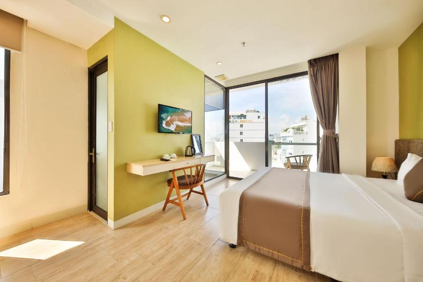 Phòng Deluxe Giường Đôi Có Ban Công