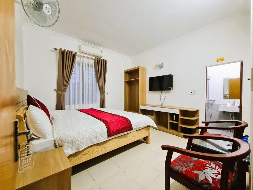 Phòng có giường cỡ King nhìn ra cảnh núi non