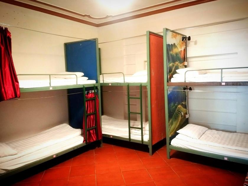 Giường Tầng Trong Phòng Ngủ Tập Thể Cho Nam Và Nữ