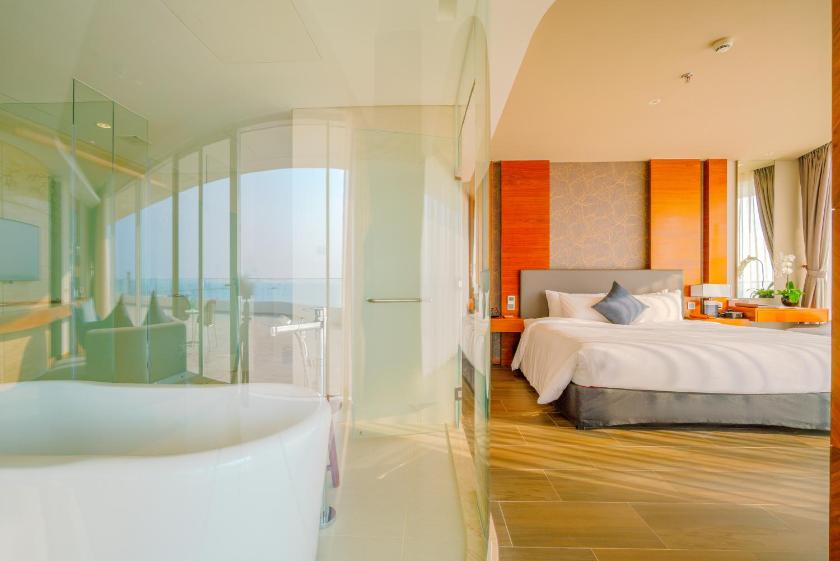 Suite Executive Nhìn Ra Biển Với 1 Lần Mát-xa Toàn Thân (40 Phút) Cho 2 Khách Suite Executive Nhìn Ra Biển Với 1 Lần Mát-xa Toàn Thân (40 Phút) Cho 2 Khách