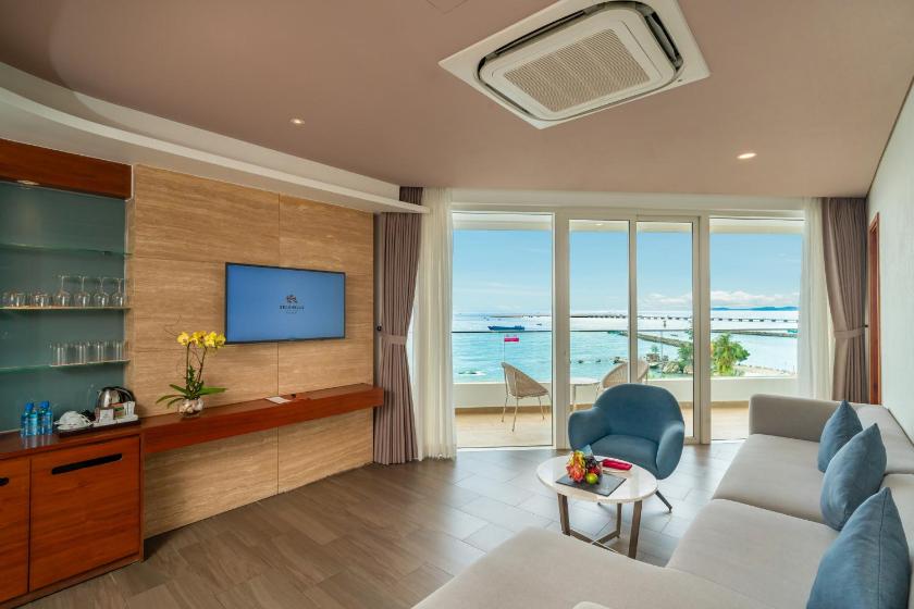 Suite Phu Quoc Với 1 Lần Mát-xa Toàn Thân (40 Phút) Cho 4 Khách Suite Phu Quoc Với 1 Lần Mát-xa Toàn Thân (40 Phút) Cho 4 Khách