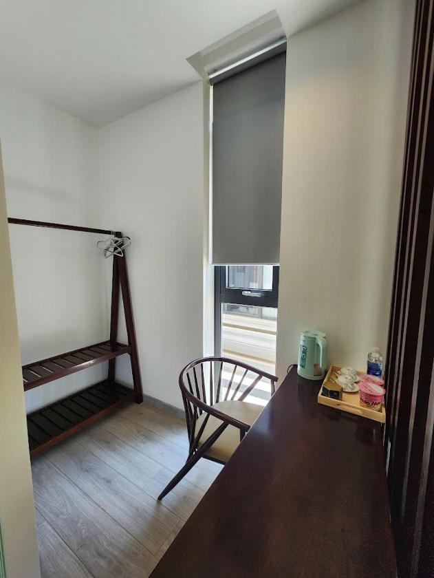 Phòng có giường cỡ King nhìn ra cảnh núi non