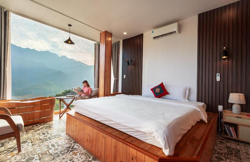 Phòng có giường cỡ King nhìn ra cảnh núi non