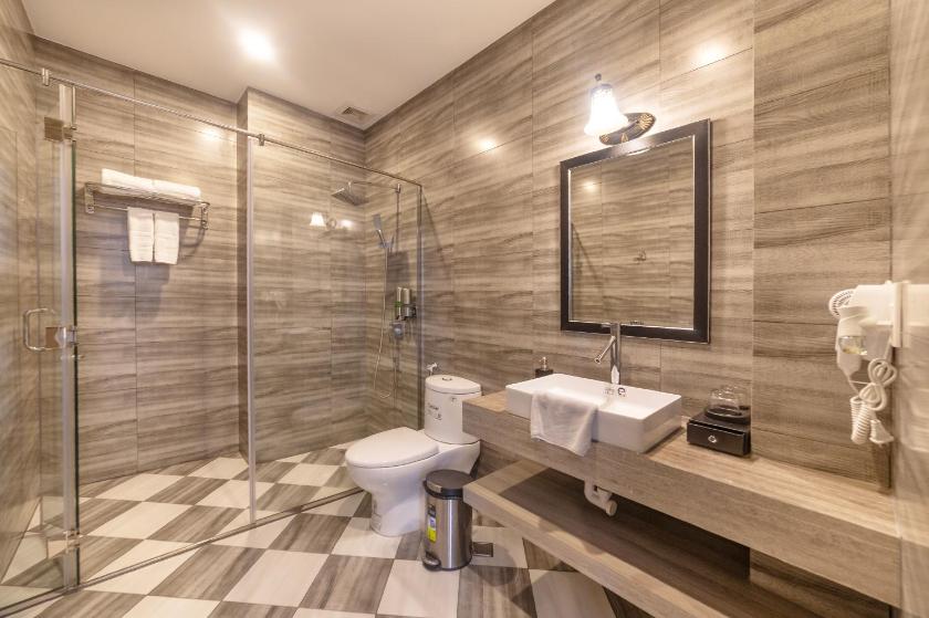 Phòng Deluxe Giường Đôi Có Ban Công