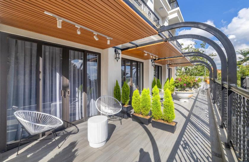 Phòng Deluxe Giường Đôi Có Ban Công