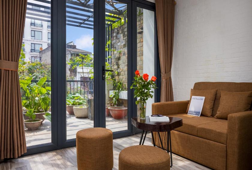 Phòng Deluxe Giường Đôi Có Ban Công