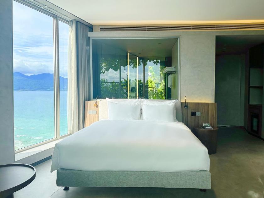 Deluxe Double Room Partial Sea View and Bathtub - Daily Afternoon Tea Inclusive