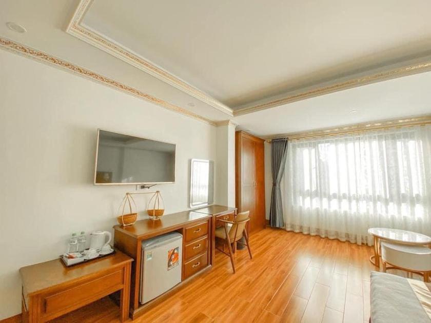 Phòng có giường cỡ King nhìn ra cảnh núi non