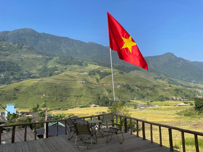 Phòng có giường cỡ King nhìn ra cảnh núi non