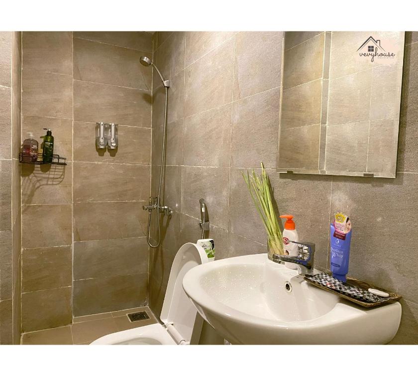 Phòng gia đình với phòng tắm riêng. Phòng gia đình với phòng tắm riêng.