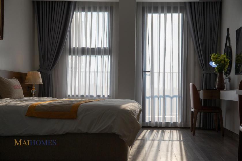 Phòng có giường cỡ King nhìn ra cảnh núi non