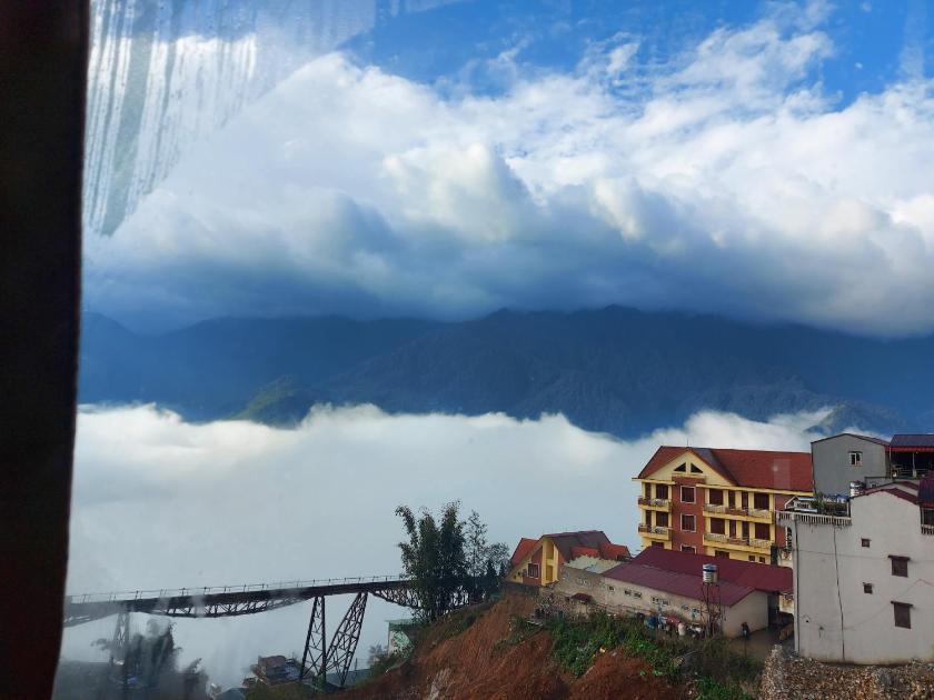 Phòng có giường cỡ King nhìn ra cảnh núi non