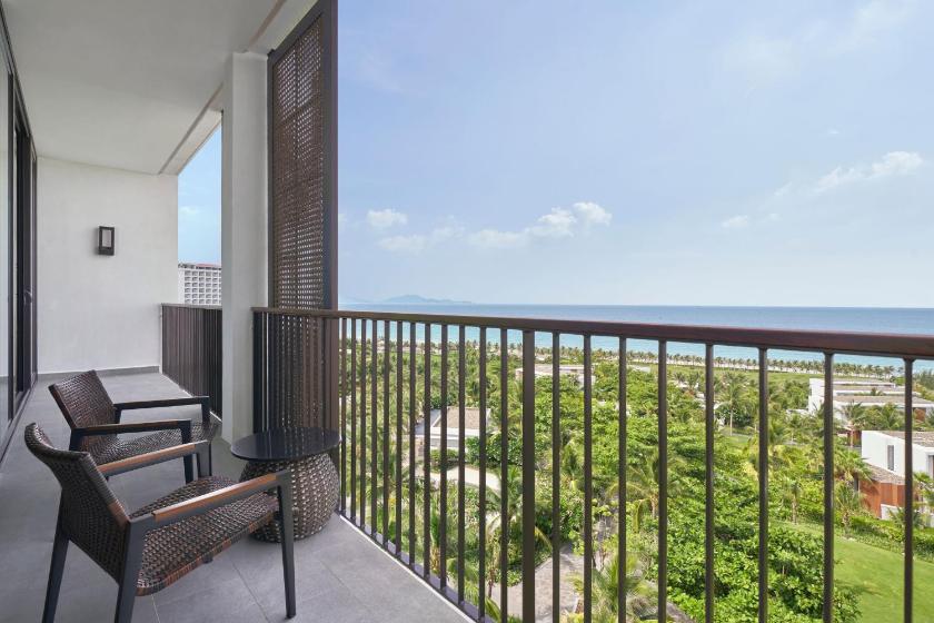 Executive King Suite with Balcony and Sea View