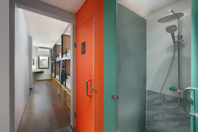 Deluxe 6 bed in 6 bed Female dorm