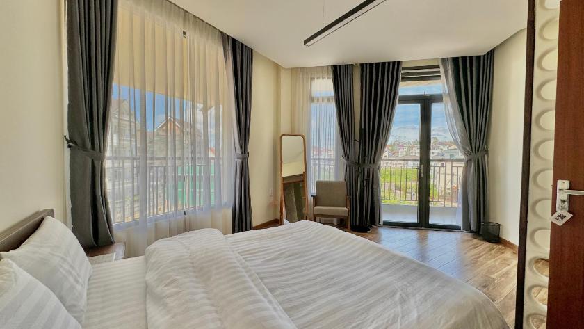Phòng Deluxe Giường Đôi Có Ban Công