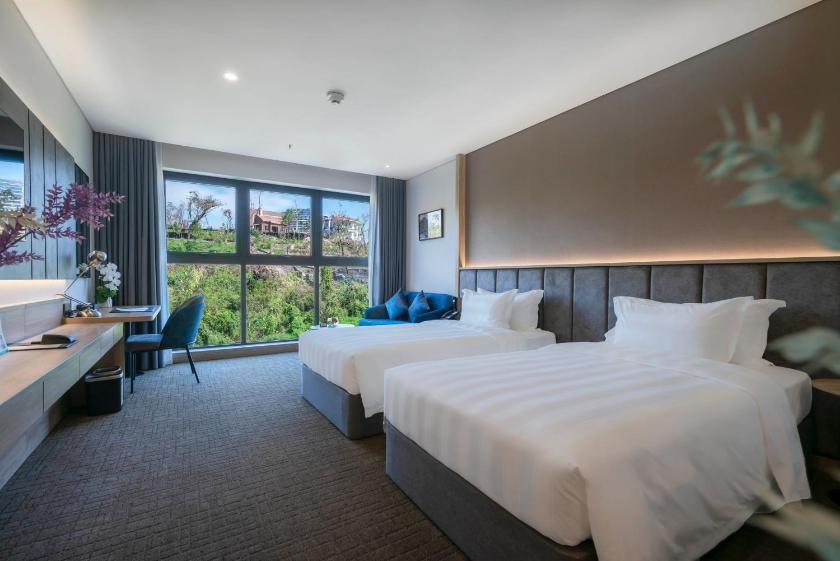 Superior Garden Twin Room with Hill View