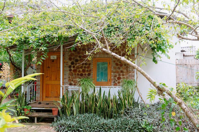 Phòng 4 người nhìn ra vườn