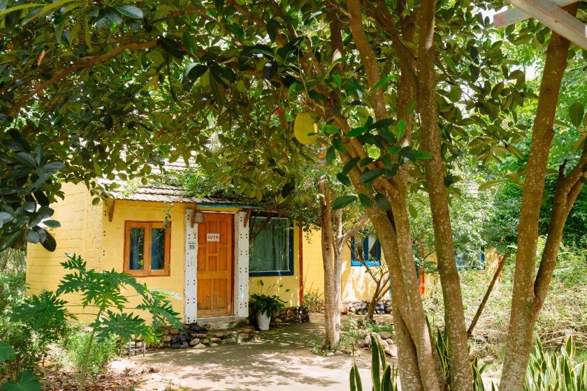 Phòng 4 người nhìn ra vườn