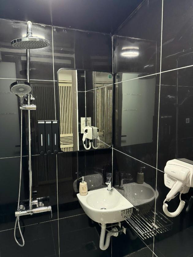 Giường Đơn Trong Phòng Nghỉ Tập Thể Cho Cả Nam Và Nữ