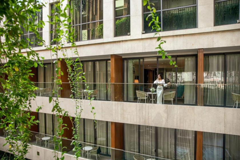 Phòng Deluxe Giường Đôi Nhìn Ra Hồ Bơi Phòng Deluxe Giường Đôi Nhìn Ra Hồ Bơi