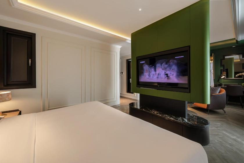 Suite Premier Giường Đôi/2 Giường Đơn - Sân Hiên - Nhìn Ra Thành Phố