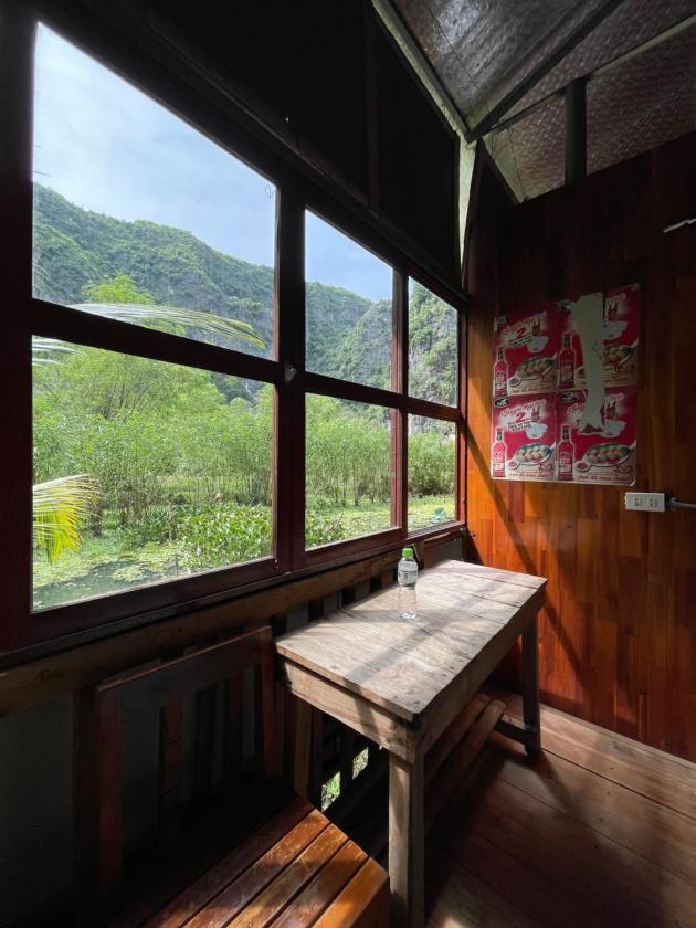 Phòng Giường Đôi Bên Hồ Sen