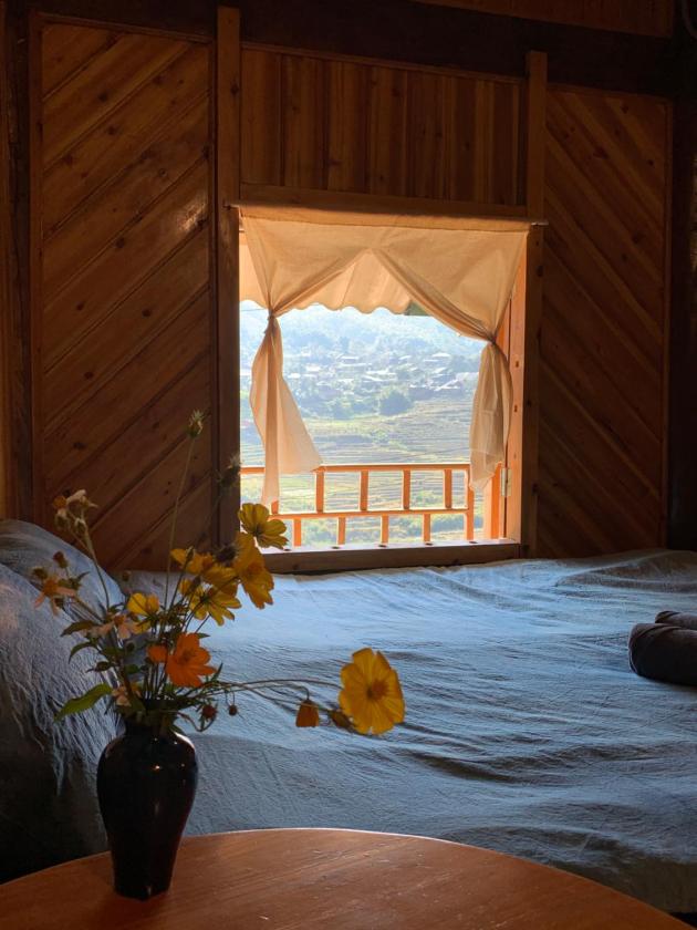 Phòng có giường cỡ King nhìn ra cảnh núi non