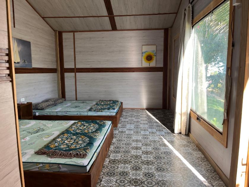 Phòng 4 người nhìn ra vườn