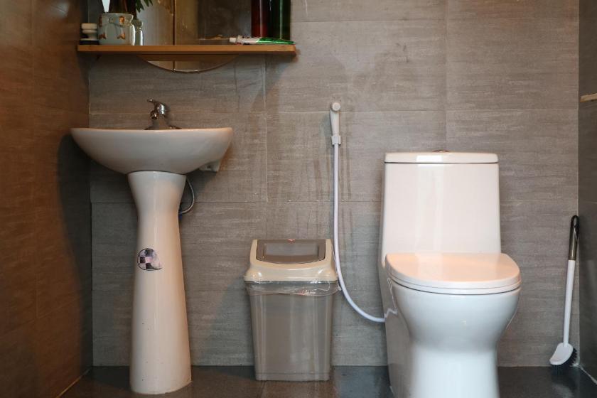 Phòng có giường cỡ King nhìn ra cảnh núi non