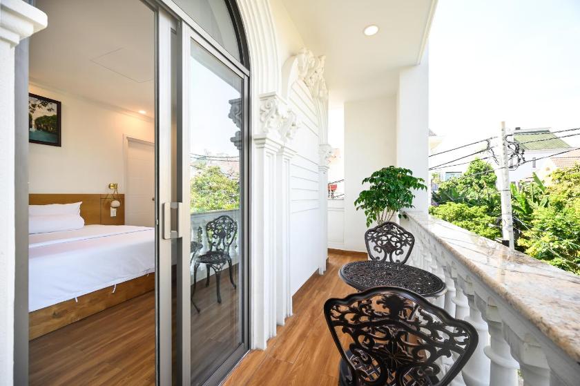 Phòng Deluxe Giường Đôi Có Ban Công
