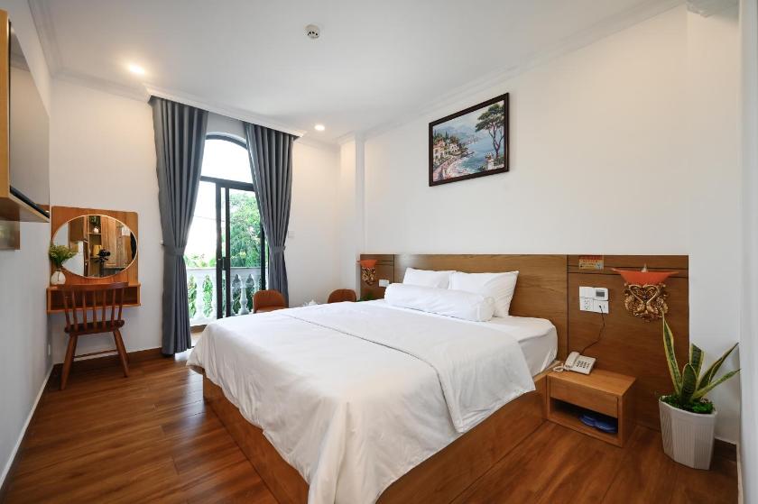 Phòng Deluxe Giường Đôi Có Ban Công